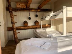 2 Etagenbetten in einem Zimmer mit Holzbalken in der Unterkunft Engeset Trehytter in Vereide