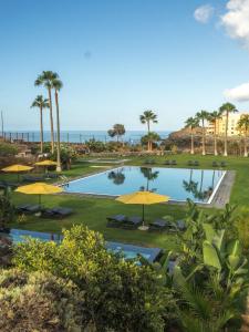 Вид на бассейн в Apartamento con vistas al mar golf piscina bbq или окрестностях