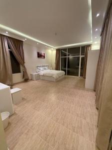 una grande camera da letto con un letto in una stanza di كورال بيت العطلات a Al Khobar