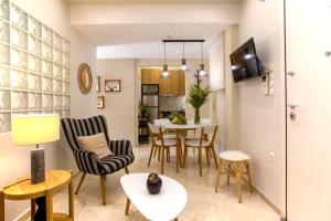 - un salon avec une table et des chaises dans l'établissement Nefeli by Heloni Apartments, à Athènes