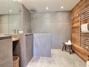 La salle de bains est pourvue d'une douche, d'un lavabo et d'un comptoir. dans l'établissement Chalet Morzine, 7 pièces, 14 personnes - FR-1-627-72, à Morzine