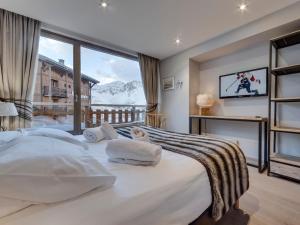 a bedroom with a large bed with a large window at Appartement Tignes, 5 pièces, 8 personnes - FR-1-641-15 in Tignes