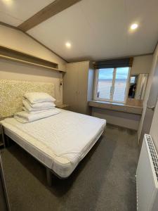 Habitación pequeña con cama y ventana en Two bedroom Holiday home, en Newquay
