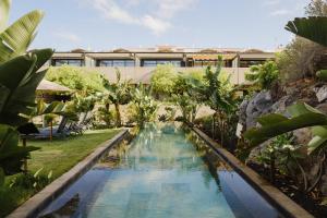 ein Bild eines Swimmingpools vor einem Gebäude in der Unterkunft Encanto Costero Bungalow Acogedor en Golf del Sur, Tenerife in San Miguel de Abona