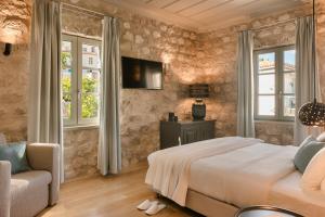 TV a/nebo společenská místnost v ubytování Hydroussa Hotel Hydra