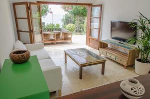 Et tv og/eller underholdning på Bungalow frente al mar golf piscina