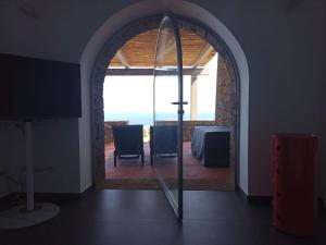 a room with an archway with a bedroom and a mirror at Nido sul mare in Pantelleria