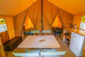 Kuchyň nebo kuchyňský kout v ubytování Camping Onlycamp Les Tuillères