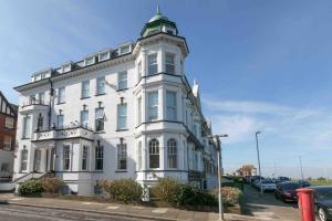 ein weißes Gebäude mit einem grünen Turm auf einer Straße in der Unterkunft Bay View - Pet friendly in Margate