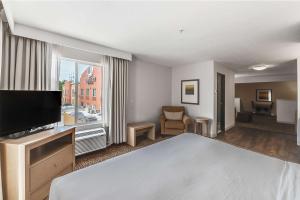 TV a/nebo společenská místnost v ubytování DoubleTree by Hilton Vancouver