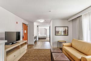 TV a/nebo společenská místnost v ubytování DoubleTree by Hilton Vancouver
