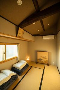 a room with two beds in a room at Eiki in Kyoto