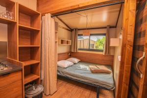 Postel nebo postele na pokoji v ubytování Camping Onlycamp Les Tuillères