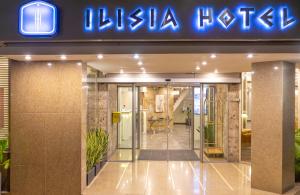 雅典的住宿－Ilisia Hotel Athens，带有酒店标志的酒店入口