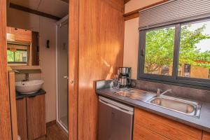 Kuchyň nebo kuchyňský kout v ubytování Camping Onlycamp Les Tuillères