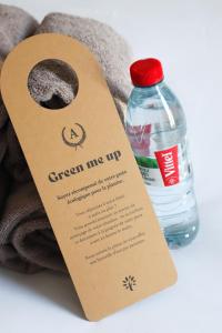 ein Holzschild mit einer Flasche Wasser in der Unterkunft HOTEL AMBASSADEUR in Lille