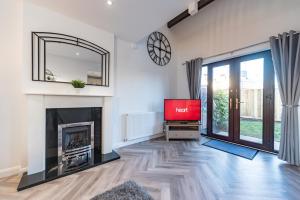 a living room with a tv and a fireplace at Honey's Hideaway in Hull