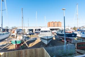 Er staan boten geparkeerd in een jachthaven. bij Honey's Hideaway in Hull