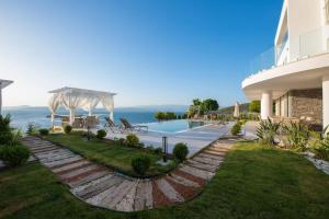 een resort met uitzicht op een zwembad en een gebouw bij BEACH FRONT SUPER VİLLA Boss 2 in Bodrum City
