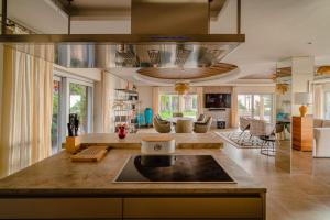 a kitchen and living room with a counter top at Villa de lujo con piscina y vistas al mar in Tacoronte