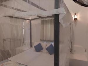 Un pat sau paturi într-o cameră la PEARL STAR BEACH RESORT