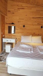 1 dormitorio con cama blanca y escritorio en Chirali Eco Villa en Kemer