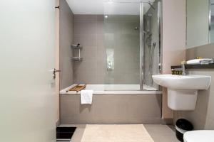 uma casa de banho com um chuveiro, um WC e um lavatório. em 2 bedroom apartment in London Bridge em Londres