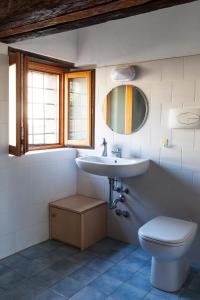 La salle de bains est pourvue d'un lavabo et de toilettes. dans l'établissement Ostello Artemista Ass. Ostelli Lombardia, à Spessa