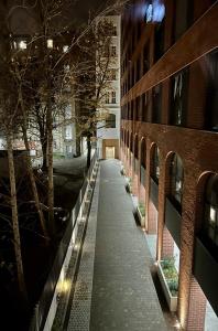 un corridoio di un edificio con alberi e un marciapiede di Apartamenty Pl. Wolności 6 a Poznań
