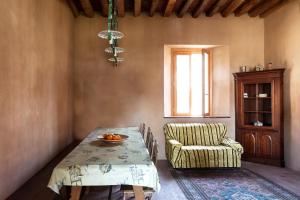 une salle à manger avec une table et une chaise dans l'établissement Ostello Artemista Ass. Ostelli Lombardia, à Spessa