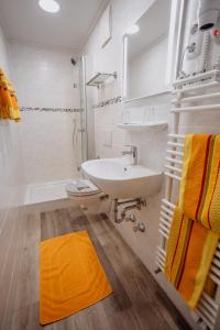 biała łazienka z umywalką i toaletą w obiekcie Concordia - Wohnen auf Zeit w Frankfurcie nad Menem