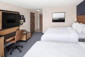 ein Hotelzimmer mit 2 Betten und einem Flachbild-TV in der Unterkunft Courtyard by Marriott Portland Downtown/Waterfront in Portland
