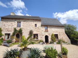 CorseulにあるLa Ville Es Riez Gite au pressoirの大石造りの建物