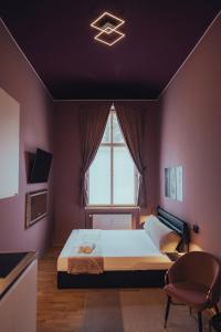 Schlafzimmer mit einem Bett und einem Fenster in der Unterkunft SPA SPA Apartments Vyšehrad in Prag