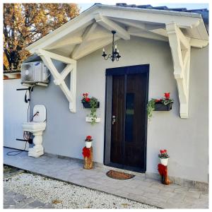 uma casa branca com uma porta e uma sanita em La Casina em Trecasali