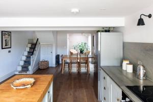 Una cocina con encimera y comedor. en Trinity Square Georgian Townhouse, en Margate