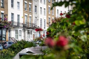 vistas a una calle con edificios y flores en Trinity Square Georgian Townhouse, en Margate