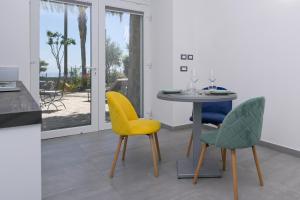 une salle à manger avec une table et deux chaises dans l'établissement Tenuta monte di Panza, à Ischia