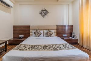 Un pat sau paturi într-o cameră la HOTEL KAMLA REGENCY