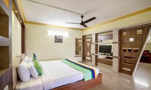 Itsy Hotels Vijaya Residency的电视和/或娱乐中心