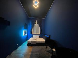 Cette chambre bleue dispose d'un lit avec une croix au plafond. dans l'établissement SPA SPA Apartments Vyšehrad, à Prague