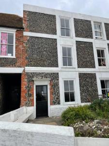 een groot bakstenen gebouw met een deur ervoor bij Turner Cottage - 3 bed with a View of the Harbour in Margate