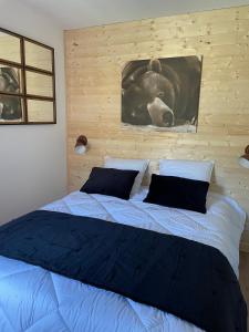 Un dormitorio con una cama con una foto de un perro en CASTEL ISARD - Le Refuge en Porté-Puymorens