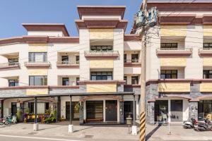 um edifício de apartamentos na esquina de uma rua em Mini House B&B em Luodong