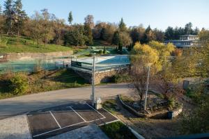 an empty parking lot with a tennis court at Hedonica Nebeske vode in Vrdnik