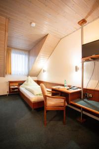 a hotel room with a bed and a desk and a table at Concordia - Wohnen auf Zeit in Frankfurt