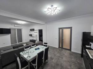a dining room with a table and some chairs at Comfy & Cozy Apartament 2 in Rădăuţi