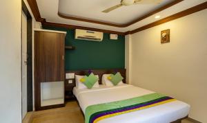 Itsy Hotels Vijaya Residency客房内的一张或多张床位