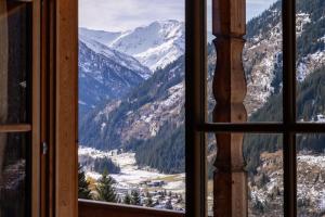 Ein allgemeiner Bergblick oder ein Berglick von des Gasthauses aus