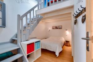 une chambre avec un lit superposé et un escalier dans l'établissement Entre coeur de ville et plage, maison pour 6, à Saint-Gilles-Croix-de-Vie